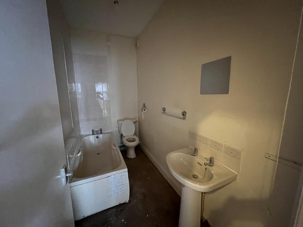 Lot: 102 - TWO-BEDROOM FLAT FOR REFURBISHMENT - General view of bathroom